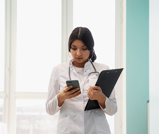 medium-shot-doctor-holding-smartphone